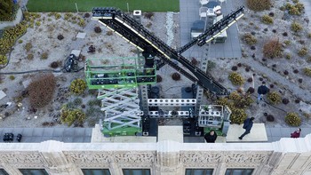 Logo X raksasa sebelumnya bertengger menandai tempat di gedung tinggi San Francisco yang merupakan rumah bagi perusahaan perpesanan Elon Musk X. AP/Noah Berger