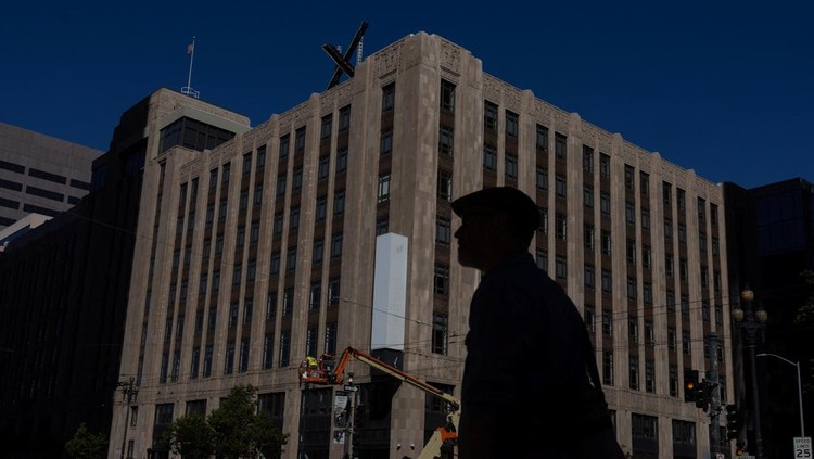 X logo is seen on the top of the headquarters of the messaging platform X, formerly known as Twitter, as a crew works to remove the Twitter sign in downtown San Francisco, California, U.S., July 30, 2023.  REUTERS/Carlos Barria