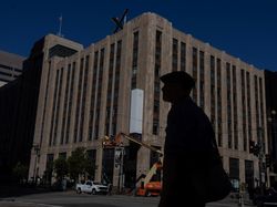 Logo X Raksasa Hiasi Gedung Markas Twitter San Francisco