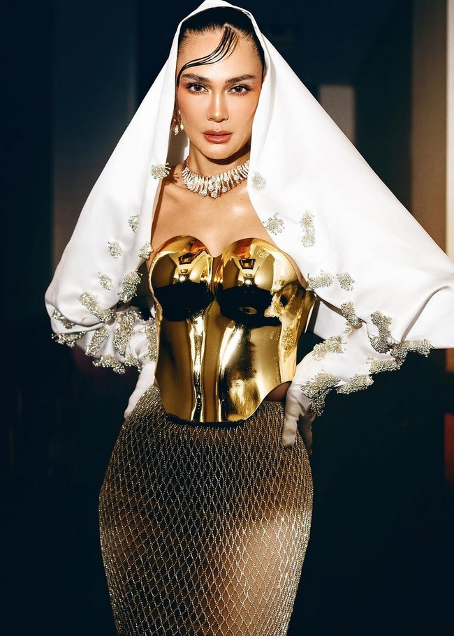 Luna Maya tampak melengkapi busananya dengan kalung dan anting berlian dari koleksi Passion Jewelry. Foto: Instagram/@lunamaya