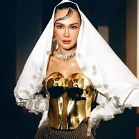 Luna Maya tampak melengkapi busananya dengan kalung dan anting berlian dari koleksi Passion Jewelry. Foto: Instagram/@lunamaya