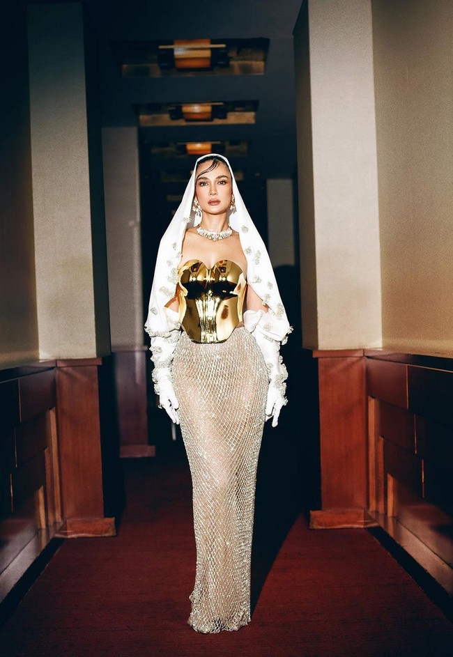 Luna Maya mempesona dengan gaya berbeda dari biasanya di pemutaran perdana ‘Suzanna Malam Jumat Kliwon’ pada Minggu (30/7/2023). Foto: Instagram/@lunamaya