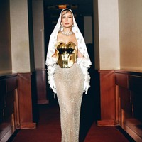 Luna Maya mempesona dengan gaya berbeda dari biasanya di pemutaran perdana ‘Suzanna Malam Jumat Kliwon’ pada Minggu (30/7/2023). Foto: Instagram/@lunamaya