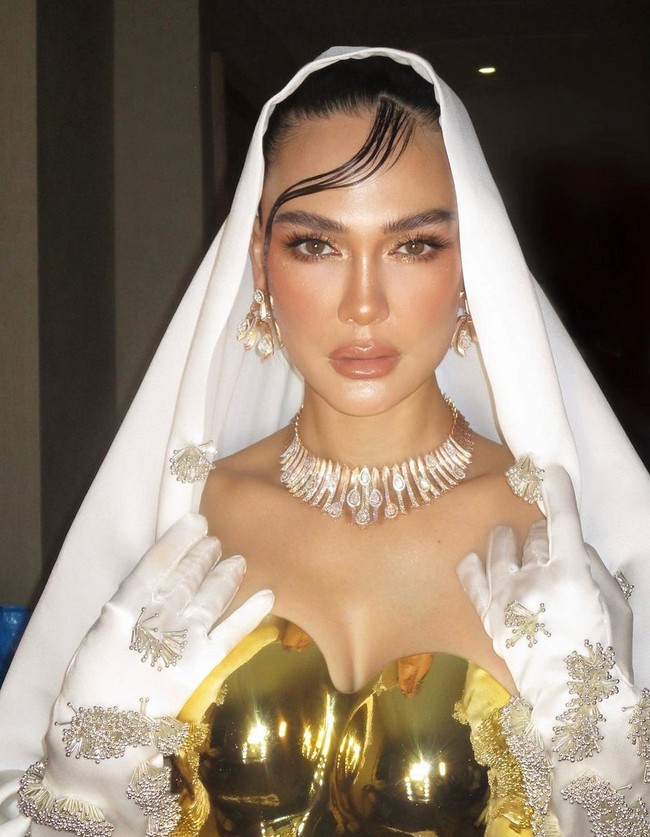 Sapuan tangan makeup artist Archangela Chelsea membuat wajah Luna Maya tampak manglingi. Dia menggunakan teknik glaze skin yang memberi efek kulit sehat bercahaya. Foto: Instagram/@lunamaya