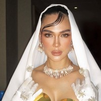Sapuan tangan makeup artist Archangela Chelsea membuat wajah Luna Maya tampak manglingi. Dia menggunakan teknik glaze skin yang memberi efek kulit sehat bercahaya. Foto: Instagram/@lunamaya