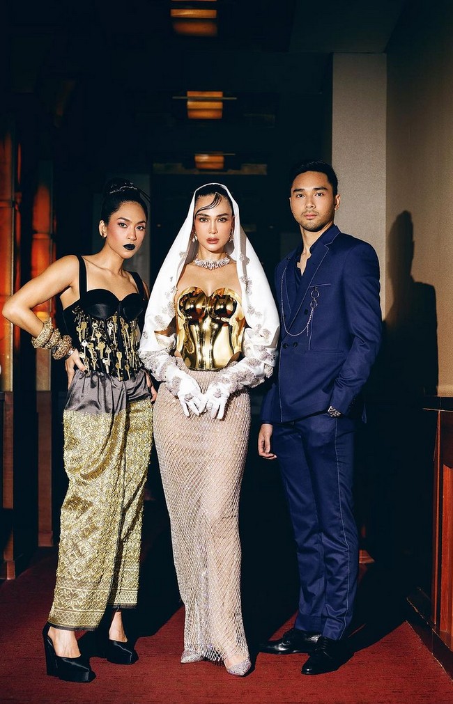 Wajah Luna Maya sempat nyaris tak dikenali. Banyak netizen mengira sosoknya adalah selebriti yang lain bahkan artis luar negeri. “Sumpah kl gak baca nama nya tadi Lunamaya gue kira tadi DuaLipa 😍 cantikku Kakaaa Lunaa,” tulis salah satu netizen. Foto: Instagram/@lunamaya