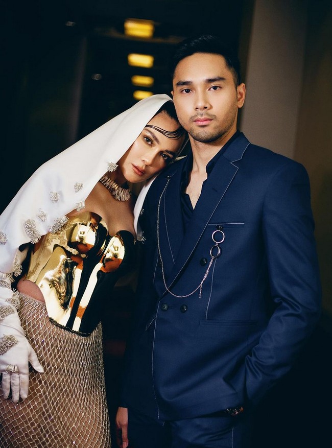 Rambut Luna Maya ditata sanggul dengan gaya sleek. Sebagian poni dibuat bergelombang membentuk garis lengkung diagonal yang membelah dahi. Foto: Instagram/@lunamaya