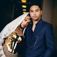 Rambut Luna Maya ditata sanggul dengan gaya sleek. Sebagian poni dibuat bergelombang membentuk garis lengkung diagonal yang membelah dahi. Foto: Instagram/@lunamaya