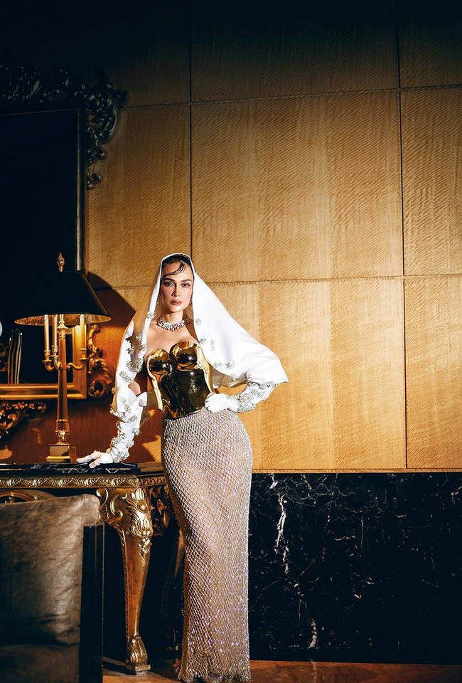 Aktris 39 tahun ini tampil mengenakan breastplate emas rancangan seniman Ikie Morphacio yang dipadankan gaun dari koleksi Etiquette White. Foto: Instagram/@lunamaya