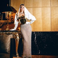 Aktris 39 tahun ini tampil mengenakan breastplate emas rancangan seniman Ikie Morphacio yang dipadankan gaun dari koleksi Etiquette White. Foto: Instagram/@lunamaya