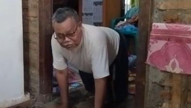 Enjen, ayah dari Siti Patimah. Enjen menderita saraf kejepit dan sulit berjalan.