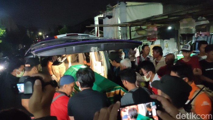 Polisi mengevakuasi jasad Asti Ramandani yang ditenukan tewas dengan luka lebam di wajah dari kamar kosnya di Semarang Tengah, Semarang, Senin (31/7/2023).