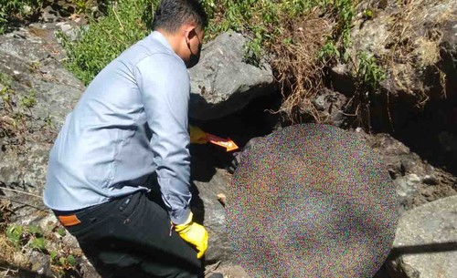 Mayat yang sudah mengering dan tinggal tulang belulang ditemukan oleh warga di hutan yang ada di Desa Tulamben, Kecamatan Kubu, Kabupaten Karangasem, Senin (31/7/2023). (istimewa)