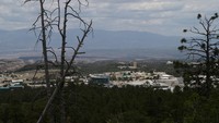 Pemandangan menunjukkan Laboratorium Nasional Los Alamos di Los Alamos, New Mexico, AS, 30 Juli 2023. Los Alamos National Laboratory (LANL) jadi tempat bagi ilmuwan Julius Robert Oppenheimer menciptakan bom atom puluhan tahun silam.