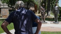 Pengunjung melihat patung Robert Oppenheimer, fisikawan atom dan direktur Laboratorium Los Alamos selama Perang Dunia II, dan Jenderal Leslie Groves, Komandan Jenderal Distrik Insinyur Manhattan. Kawasan tersebut sebelumnya ditinggal oleh orang-orang Hispanik Amerika. Pada tahun 1942 mereka dipaksa untuk meninggalkan lokasi.
