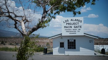 Los Alamos: Los Alamos, New Mexico, terkenal karena peran dalam Proyek Manhattan. Kota ini merupakan lokasi utama proyek tersebut dan adalah lokasi bom atom yang sebenarnya. Seluruh kota terisolasi, tanpa ada yang bisa memberi tahu teman atau keluarga tentang apa yang mereka lakukan. Lebih dari 5.000 orang tinggal di sana, semuanya bekerja menuju tujuan yang tak mereka pahami sepenuhnya. Lokasi tersebut dipilih karena berbagai alasan. Ukurannya sempurna, sebagian besar sudah dimiliki pemerintah federal, dan berada di area yang sangat dikenal Direktur J. Robert Oppenheimer karena ia punya peternakan di area tersebut. Foto: REUTERS/Brian Snyder
