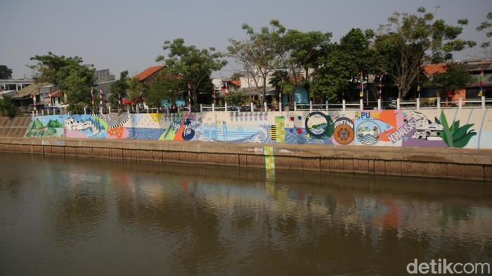 Suasana proyek sodetan ciliwung usai diresmikan di Bidara Cina, Jakarta Timur, Senin (31/7/2023). Kementerian Pekerjaan Umum dan Perumahan Rakyat (PUPR) melalui Balai Besar Wilayah Sungai Ciliwung Cisadane (BBWSCC) telah merampungkan proyek sodetan Kali Ciliwung.