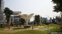 Selain itu ada juga plaza air mancur, kafetaria, panggung kreasi hingga gym terbuka.  
