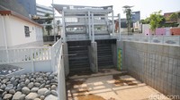 Pantauan detikcom di area inlet Sodetan Ciliwung-KBT, Senin (31/7/2023), terowongan Sodetan Ciliwung itu telah terbangun.  