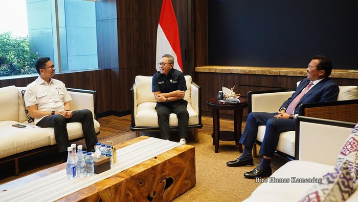 Menggaet Kerja Sama Dagang Indonesia-Portugal Menteri Perdagangan, Zulkifli Hasan menerima kunjungan Duta Besar RI Lisbon, Rudy Alfonso di Kantor Kementerian Perdagangan, Jakarta, Senin (31/7/2023).