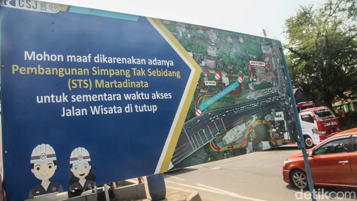 Alat berat dikerahkan mengerjakan proyek STS Martadinata di Jl RE Martadinata, Ciputat, Tangsel, Senin (31/7/2023).