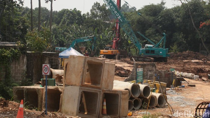 Mengintip Proyek STS Martadinata, Pengurai Macet Gerbang Tol Pamulang Alat berat dikerahkan mengerjakan proyek STS Martadinata di Jl RE Martadinata, Ciputat, Tangsel, Senin (31/7/2023).