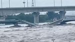 Mobil Tersapu Banjir Imbas Dahsyatnya Terjangan Topan Doksuri di China