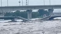 Bahkan sebuah jembatan ambruk. Selain itu ratusan jalan terebdam banjir.