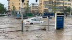 Mobil Tersapu Banjir Imbas Dahsyatnya Terjangan Topan Doksuri di China