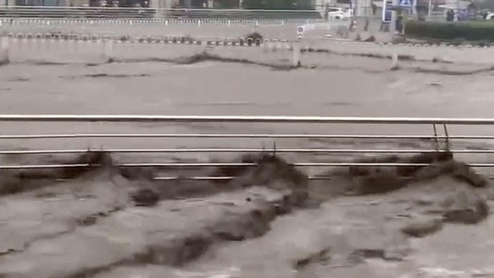 Mobil Tersapu Banjir Imbas Dahsyatnya Terjangan Topan Doksuri di China
