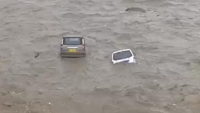 Mobil Tersapu Banjir Imbas Dahsyatnya Terjangan Topan Doksuri di China Mobil Tersapu Banjir Imbas Dahsyatnya Terjangan Topan Doksuri di China