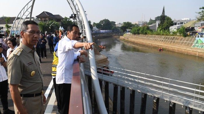 Momen Jokowi Resmikan Sodetan Ciliwung Presiden Joko Widodo (tengah) meresmikan sodetan Kali CIliwung di Jakarta, Senin (31/7/2023). Sodetan Kali Ciliwung yang memakan waktu pengerjaan hampir 11 tahun itu diharapkan mampu mengatasi permasalahan banjir yang kerap melanda Jakarta. ANTARA FOTO/Akbar Nugroho Gumay/nym.