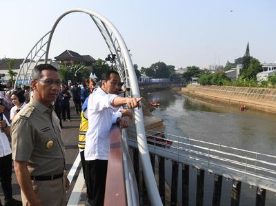 Momen Jokowi Resmikan Sodetan Ciliwung yang Sempat Mangkrak