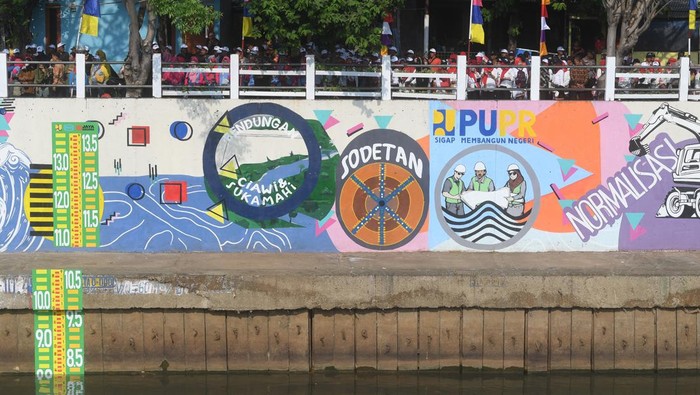 Presiden Joko Widodo (tengah) meresmikan sodetan Kali CIliwung di Jakarta, Senin (31/7/2023). Sodetan Kali Ciliwung yang memakan waktu pengerjaan hampir 11 tahun itu diharapkan mampu mengatasi permasalahan banjir yang kerap melanda Jakarta. ANTARA FOTO/Akbar Nugroho Gumay/nym.