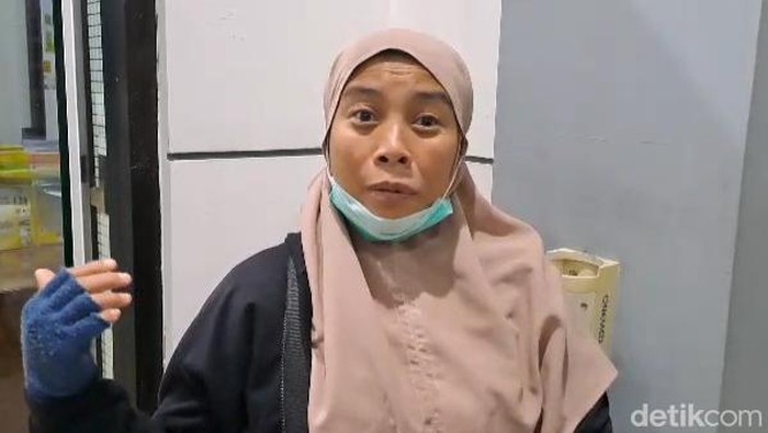 Nesi, salah satu kerabat korban kecelakaan Luxio tertabrak KA di Jombang.