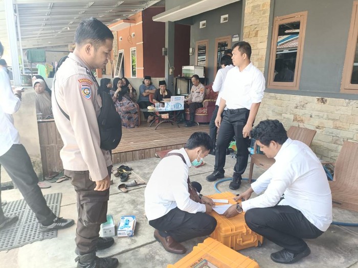 Olah TKP korban tewas tergantung.