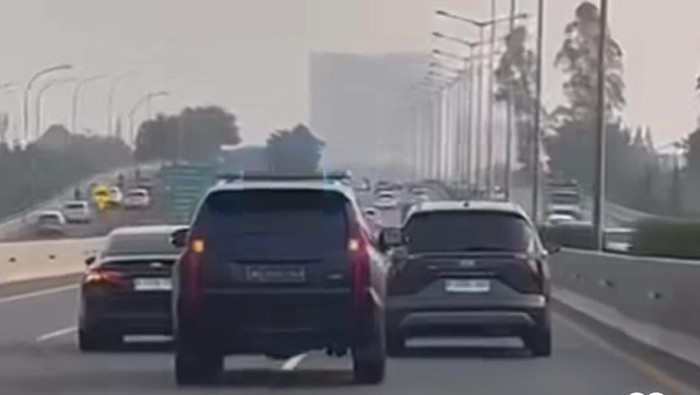 Pajero berpelat dinas Polri diviralkan ugal-ugalan dan nyaris menyermpet mobil lain di Tol PIK