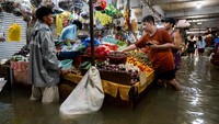 Aktivitas di pasar tersebut tetap normal meski terendam banjir.  