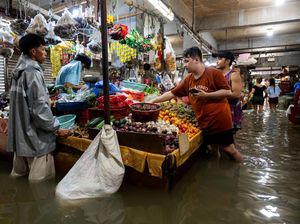 Pasar di Filipina Tetap Buka Meski Terendam Banjir