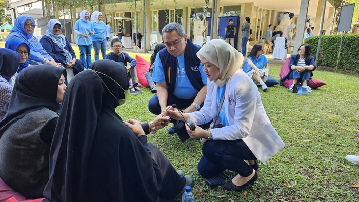 Tim dokter dari ERHA berdiskusi dengan para penderita Psoriasis di Kota Bandung, Sabtu (29/7). Kegiatan ini menyasar hampir 100 penderita psoriasis di Kota Bandung dan wilayah Jawa Barat lainnya yang hadir dalam acara ERHA 3A (Action, Amplification & Alliance). kegiatan ini mengajak para penderita psoriasis untuk berdiskusi lebih dekat bersama dokter spesialis kulit dan kelamin ERHA Klinik yang didukung oleh ERHA Atopy & Skin Disease Center dan ERHA Skinsitive dalam membantu para penderita psoriasis agar mendapatkan pengobatan terbaik untuk kesehatan kulitnya.