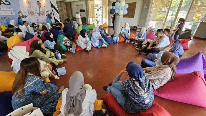 Tim dokter dari ERHA berdiskusi dengan para penderita Psoriasis di Kota Bandung, Sabtu (29/7). Kegiatan ini menyasar hampir 100 penderita psoriasis di Kota Bandung dan wilayah Jawa Barat lainnya yang hadir dalam acara ERHA 3A (Action, Amplification & Alliance). kegiatan ini mengajak para penderita psoriasis untuk berdiskusi lebih dekat bersama dokter spesialis kulit dan kelamin ERHA Klinik yang didukung oleh ERHA Atopy & Skin Disease Center dan ERHA Skinsitive dalam membantu para penderita psoriasis agar mendapatkan pengobatan terbaik untuk kesehatan kulitnya.