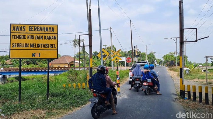 Pelintasan sebidang dengan KA di Gondekan, Jombang TKP kecelakaan Luxio tertabrak KA yang akan ditutup sementara.