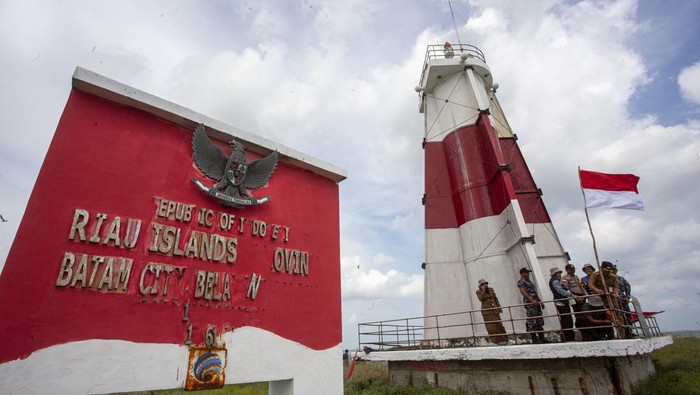 Pemasangan Bendera Merah Putih di perbatasan laut Batam Personel Babinkamtibmas Polsek Belakang Padang dan petugas kebersihan Kecamatan Belakang Padang memungut sampah saat bersih-bersih kawasan menara mercusuar perbatasan laut Batam dan Singapura di Pulau Batu Berhenti, Belakang Padang, Batam, Kepulauan Riau, Senin (31/7/2023). Pemasangan Bendera Merah Putih dan bersih-bersih kawasan menara mercusuar perbatasan Indonesia dan Singapura tersebut dalam rangka menyambut HUT ke-78 Kemerdekaan RI. ANTARA FOTO/Teguh Prihatna/rwa.