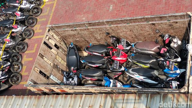 Penampakan belasan motor hasil curian yang akan dikirim ke Lampung
