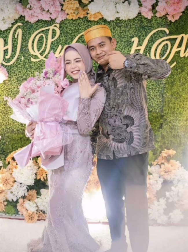 Dalam perjalanannya menjadi penyanyi dangdut, Putri Isnari pernah bercerita kalau ayahnya merupakan seorang tukang becak. Bahkan ia dulu kerap diejek sebagai anak tukang becak namun Putri tidak pernah malu akan hal tersebut. Foto: Instagram @puziscouple_lovers