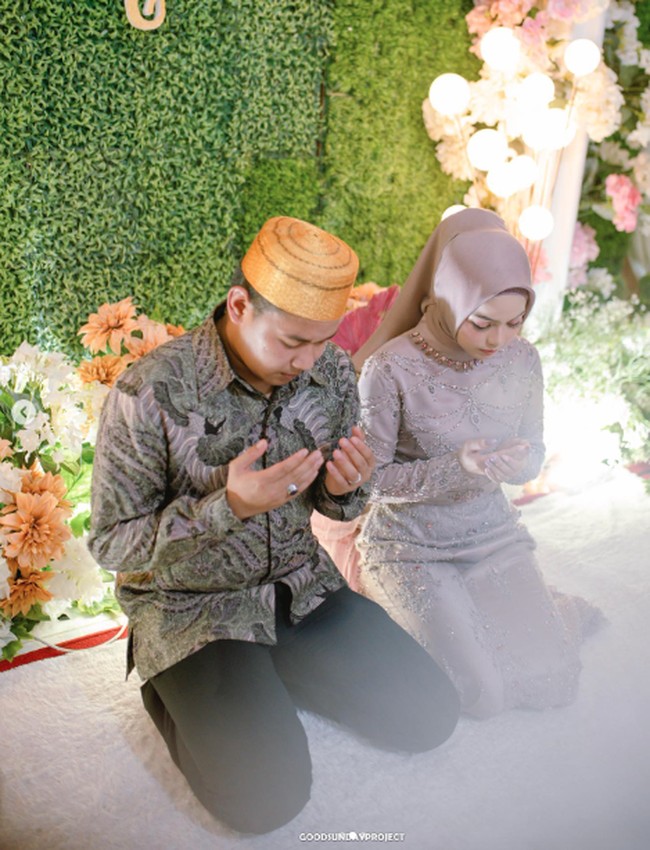 “28 juli 2023 tepat 10 muharram kamu dan keluargamu mengutarakan niat baikmu,aku dan keluargaku dengan tulus menyambut niat baikmu,semoga niat kita dan keluarga allah perlancar dan allah ijabah,” tulis Putri di Instagram. Foto: Instagram @da4_putri03