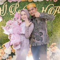 Dalam perjalanannya menjadi penyanyi dangdut, Putri Isnari pernah bercerita kalau ayahnya merupakan seorang tukang becak. Bahkan ia dulu kerap diejek sebagai anak tukang becak namun Putri tidak pernah malu akan hal tersebut. Foto: Instagram @puziscouple_lovers