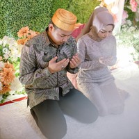 “28 juli 2023 tepat 10 muharram kamu dan keluargamu mengutarakan niat baikmu,aku dan keluargaku dengan tulus menyambut niat baikmu,semoga niat kita dan keluarga allah perlancar dan allah ijabah,” tulis Putri di Instagram. Foto: Instagram @da4_putri03