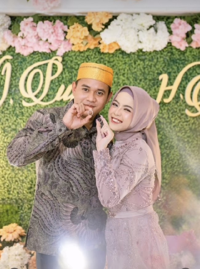 Setelah menjadi juara di ajang musik dangdut, Putri mulai populer dan mulai merambah berbagai bisnis, termasuk kuliner. Kini saat dilamar oleh sang kekasih, namanya kembali sorotan karena uang panai yang diberikan. Foto: Instagram @puziscouple_lovers