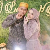 Setelah menjadi juara di ajang musik dangdut, Putri mulai populer dan mulai merambah berbagai bisnis, termasuk kuliner. Kini saat dilamar oleh sang kekasih, namanya kembali sorotan karena uang panai yang diberikan. Foto: Instagram @puziscouple_lovers